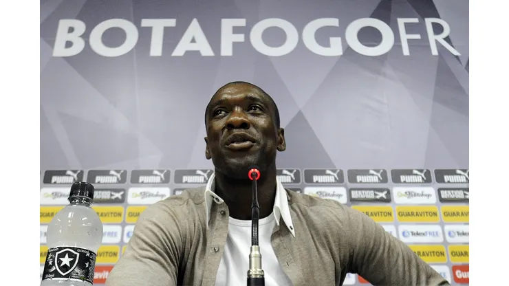Seedorf durante entrevista coletiva de despedida em 2014.