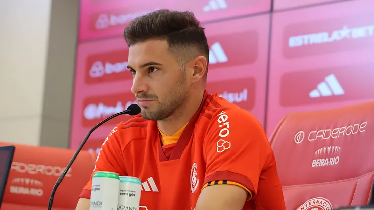 Apresentação do jogador Lucas Alario.
