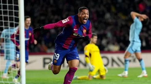 Vitor Roque em jogo pelo Barcelona – Foto: Alex Caparros/Getty Images