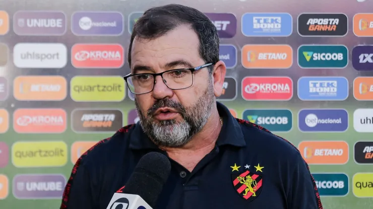 Enderson Moreira tecnico do Sport durante partida contra o Mirassol no estadio Ilha do Retiro pelo campeonato Brasileiro B 2023. Técnico pode fechar com o clube