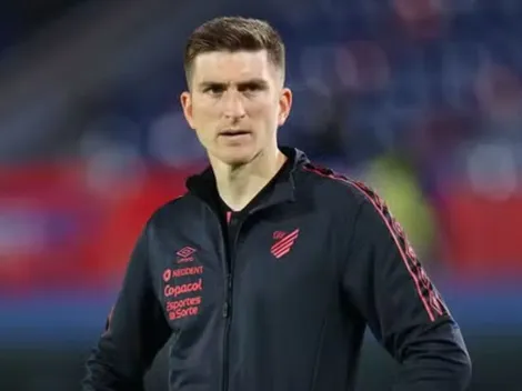 Varini pede atacante do exterior no Athletico