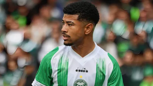 Lucas Ronier jogador do Coritiba durante partida contra o Paysandu no estádio Couto Pereira pelo campeonato Brasileiro B 2024.