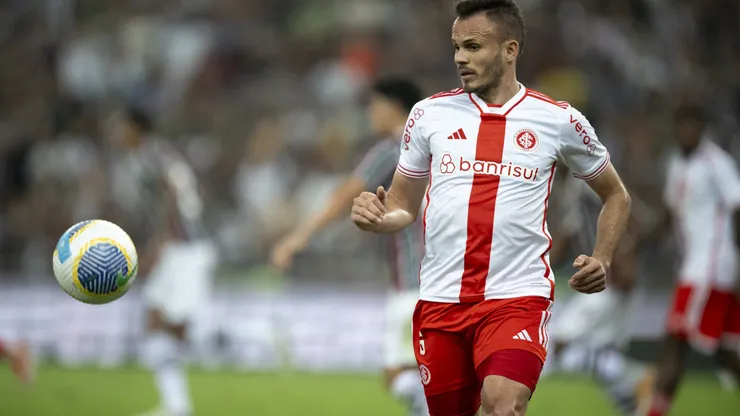 Rene jogador do Internacional durante partida contra o Fluminense no estadio Maracana pelo campeonato Brasileiro A 2024. Defensor deve deixar o time