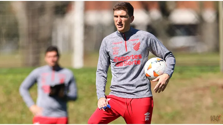 Martín Varini durante treinamento do Athletico, nesta segunda (22)