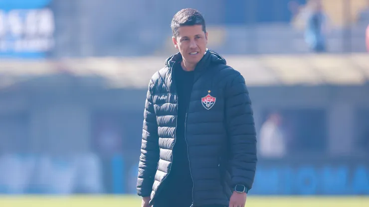 Thiago Carpini tecnico do Vitoria durante partida contra o Gremio pelo campeonato Brasileiro A 2024. Foto: Luiz Erbes/AGIF