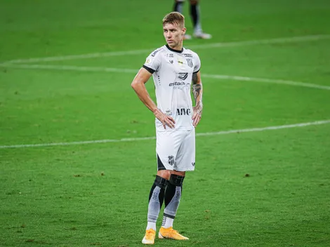 Charles desembarca no Brasil e deixa recado para torcida do Corinthians