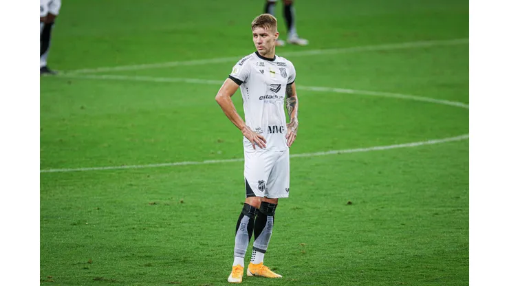 Charles com a camisa do Ceará durante confronto contra o Grêmio no Campeonato Brasileiro de 2020.