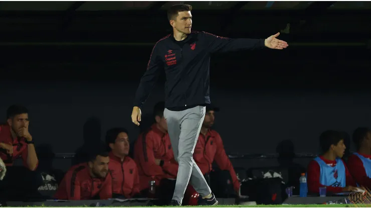 Foto: José Tramontin/athletico.com.br - Varini durante confronto contra o Bragantino no Campeonato Brasileiro de 2024.