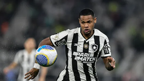 Júnior Santos é um dos destaques do Botafogo na temporada – Foto: Thiago Ribeiro/AGIF