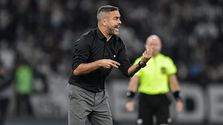 Artur Jorge técnico do Botafogo durante partida contra o Internacional no estádio Engenhão pelo Campeonato Brasileiro A 2024