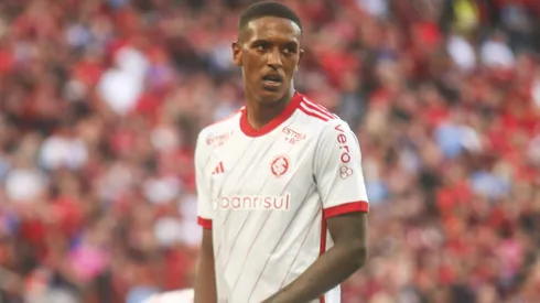 Robert Renan durante partida contra o Athletico-PR pelo campeonato Brasileiro A 2024. Foto: Gabriel Rosa Machado/AGIF