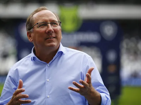 Textor surpreende no Botafogo e negocia a contratação de lateral europeu