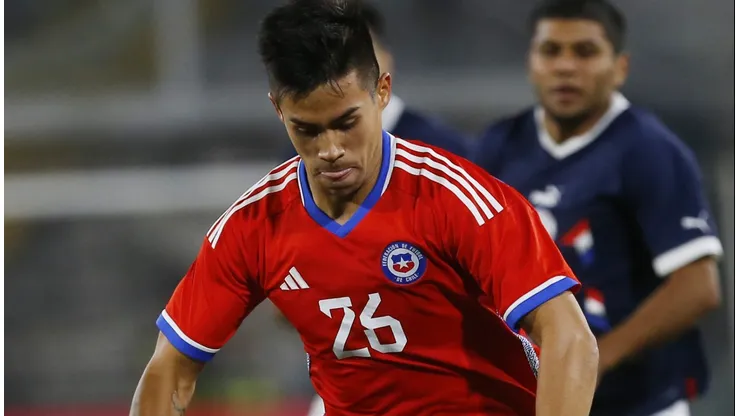 Aravena durante amistoso pela Seleção do Chile contra o Paraguai.
