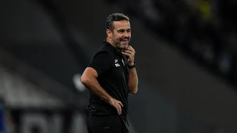 Artur Jorge vem fazendo um bom trabalho pelo Glorioso - Foto: Thiago Ribeiro/AGIF