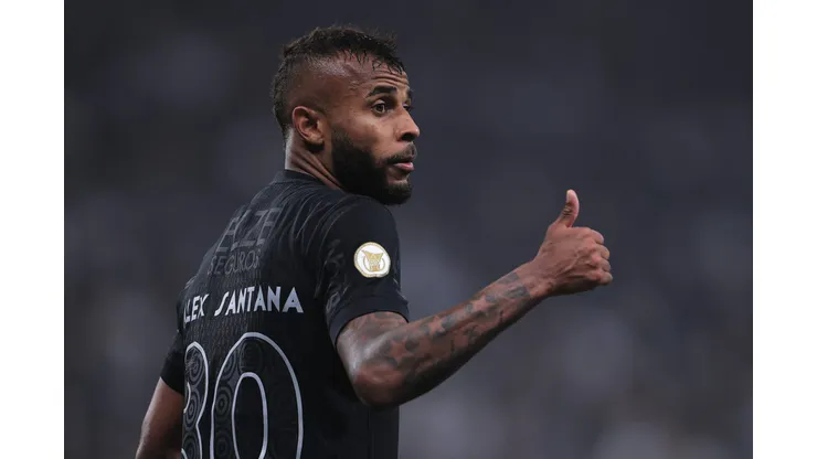 Alex Santana durante confronto contra o Cricúma no Brasileirão 2024.