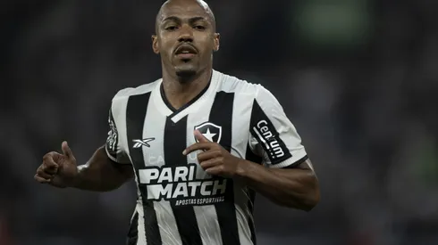 Marlon Freitas durante confronto contra o Fluminense no Campeonato Brasileiro de 2024.