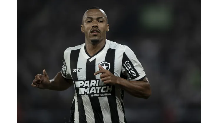 Marlon Freitas durante confronto contra o Fluminense no Campeonato Brasileiro de 2024.