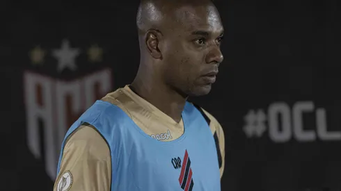 Fernandinho durante confronto contra o Atlético-GO no Campeonato Brasileiro de 2024.