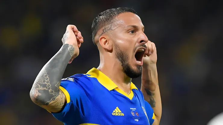 Darío Benedetto of Boca Juniors celebrates after scoring the first goal of his team during the final match of the Supercopa Argentina 2022 between Boca Juniors and Patronato at Estadio Unico Madre de Ciudades on March 1, 2023 in Santiago del Estero, Argentina. Atacante pode fechar com o time gaúcho