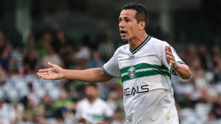 Leandro Damiao jogador do Coritiba lamenta durante partida contra o Brusque no estadio Couto Pereira pelo campeonato Brasileiro B 2024