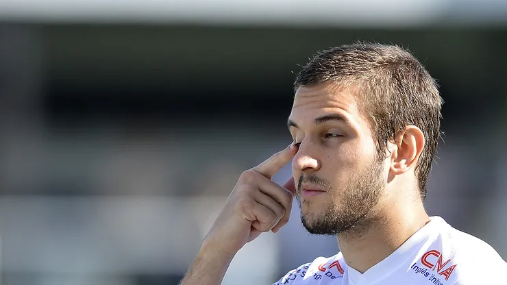 Bruno Uvini do Vitória, no estadio da Vila Belmiro