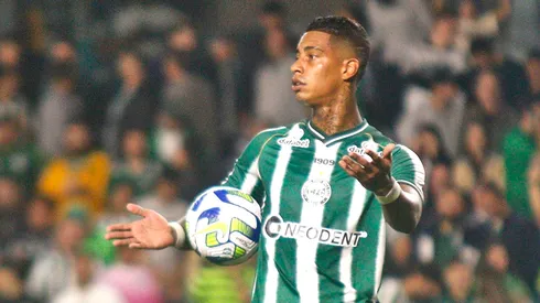 Alef Manga durante confronto contra o Internacional no Brasileirão 2023.