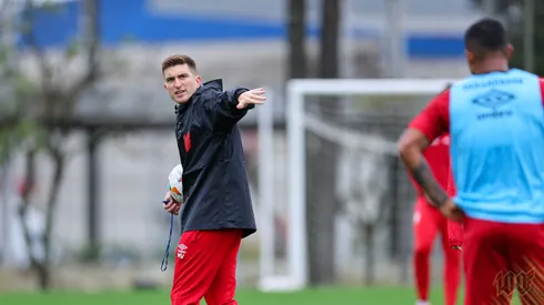 Martín Varini comandando o treino no Athletico-PR nesta terça-feira (16)
