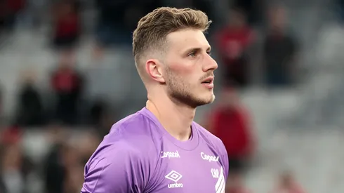 Bento goleiro do Athletico-PR durante execução do hino nacional antes da partida contra o Operário no estádio Arena da Baixada pelo campeonato Paranaense 2024.