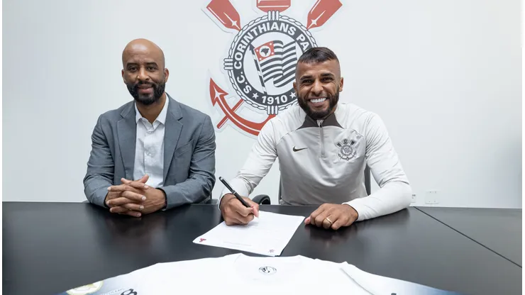 Foto: Rodrigo Coca/Agência Corinthians - Alex Santana assinando com o Corinthians.