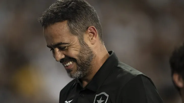 Artur Jorge durante partida contra o LDU no pela Libertadores 2024 ( Foto: Jorge Rodrigues/AGIF)