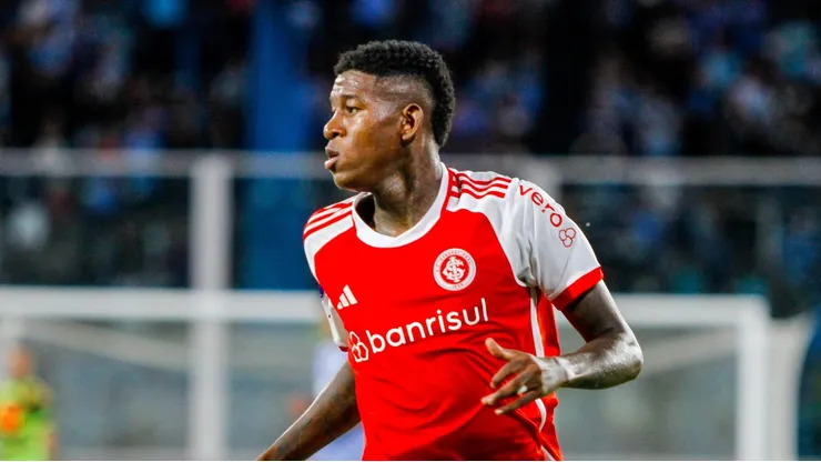 Vitão zagueiro do Internacional durante partida contra o Belgrano no estadio Mario Kempes pela Copa Sul-Americana 2024.