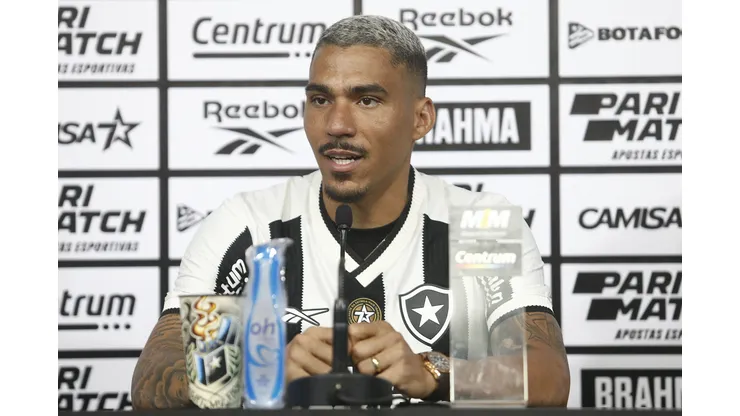 Foto: Vitor Silva/Botafogo - Allan durante apresentação no Botafogo.