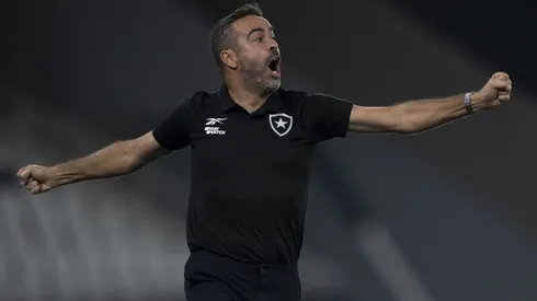 Artur Jorge durante partida contra o Atletico-MG pelo campeonato Brasileiro A (Imagem: Jorge Rodrigues/AGIF)