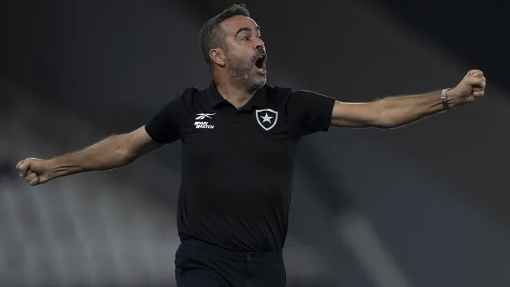 Artur Jorge durante partida contra o Atletico-MG pelo campeonato Brasileiro A (Imagem: Jorge Rodrigues/AGIF)