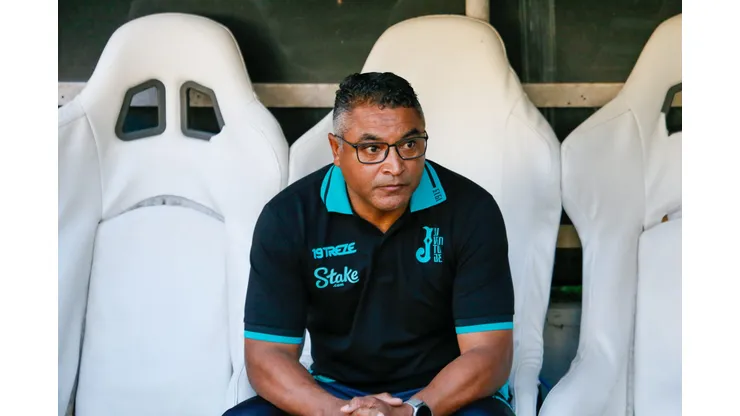 Roger Machado durante confronto contra o Fortaleza no Campeonato Brasileiro 2024.
