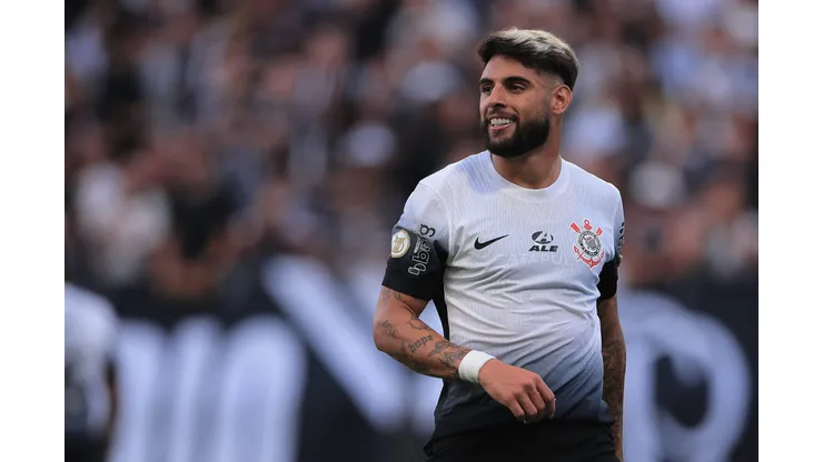 Yuri Alberto durante clássico contra o São Paulo no Brasileirão 2024.