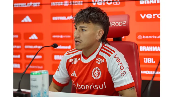 Foto Ricardo Duarte/Internacional - Bernabei durante coletiva de apresentação no Inter. Com pouco espaço, o defensor deve deixar o Colorado em breve.