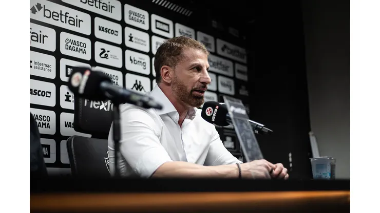Foto: Leandro Amorim/Vasco - Pedrinho durante coletiva de apresentação de Marcelo Sant'Ana.