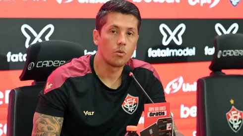 Thiago Carpini elogiou o lateral do Vitória – Foto: Walmir Cirne/AGIF