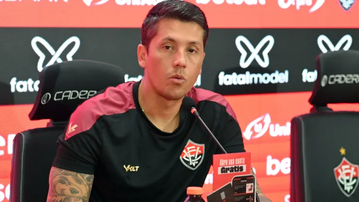 Thiago Carpini elogiou o lateral do Vitória - Foto: Walmir Cirne/AGIF