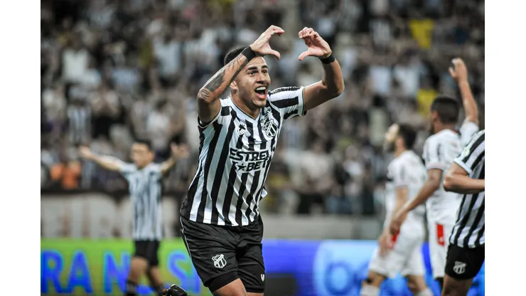 David Ricardo comemorando gol pelo Ceará