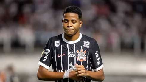 Wesley do Corinthians durante partida contra o Santos no estadio Vila Belmiro pelo campeonato Paulista 2024. Ponta foi visto nervoso após derrota