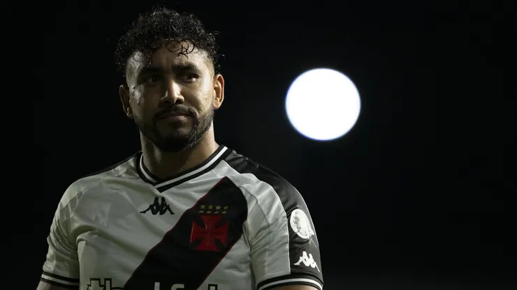 Payet jogador do Vasco saúda a torcida após a partida contra o Botafogo no estádio São Januário pelo campeonato Brasileiro A 2024. Foto: Jorge Rodrigues/AGIF