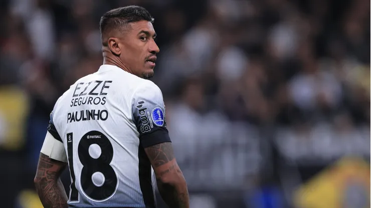 Paulinho atuando no Corinthians em 2024