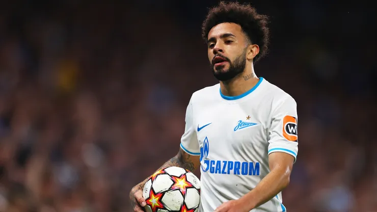 Claudinho, do Zenit São Petersburgo, observa durante a partida do grupo H da UEFA Champions League entre Chelsea FC e Zenit São Petersburgo, em Stamford Bridge, em 14 de setembro de 2021, em Londres, Inglaterra. (Foto de Clive Rose/Getty Images)