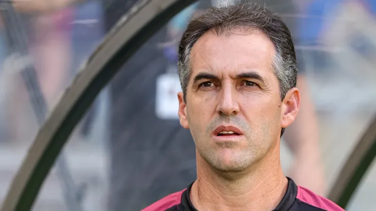 Léo Condé ex-técnico do Vitoria durante partida contra o Cruzeiro no estádio Mineirão pelo campeonato Brasileiro A 2024.
