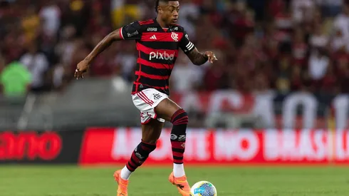 Bruno Henrique com a bola (Ruano Carneiro / Alamy Stock Photo)