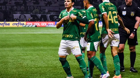 Elenco palmeirense comemora gol contra o Corinthians (Zuma Press / Alamy Stock Photo)