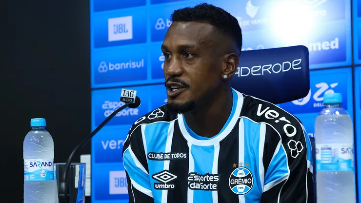 Apresentação Edenilson e Rafael Cabral. Volante sofre pressão no clube.