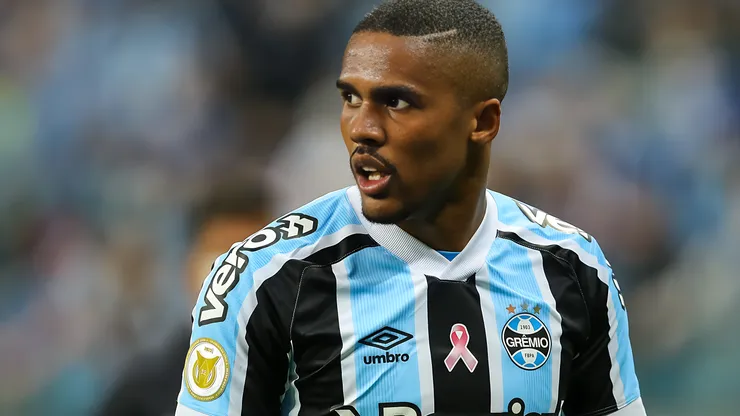 Douglas Costa jogador do Grêmio durante partida contra o Cuiabá no estádio Arena do Grêmio pelo campeonato Brasileiro A 2021. Ponta deve deixar o Fluminense